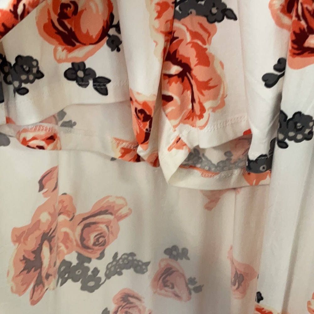 Adorable white dress with floral patterns - Picture 3 of 4